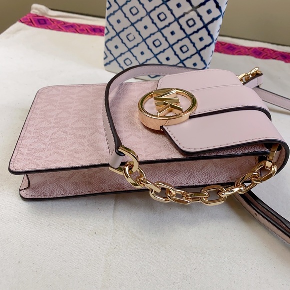 Michael Kors Carmen Phone Crossbody Bag in blush pink - Picture 5 of 7